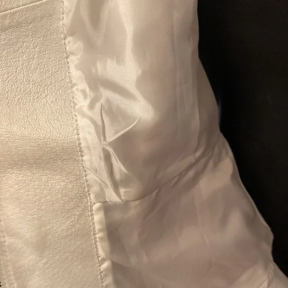 EUC Zip-up fitted leather jacket size Large - Picture 5 of 6